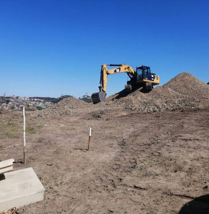 Setting-out-with-digger-in-background-1536×1152 (1) Setting-out-with-digger-in-background-1536x1152 (1)